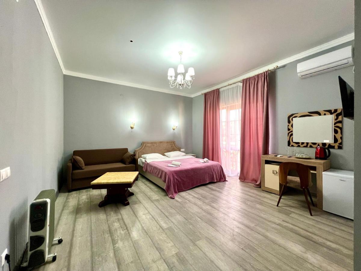 سوخومي Hotel In Sukhum المظهر الخارجي الصورة